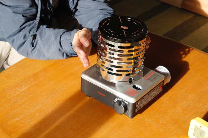 イザまるで手先を温めている