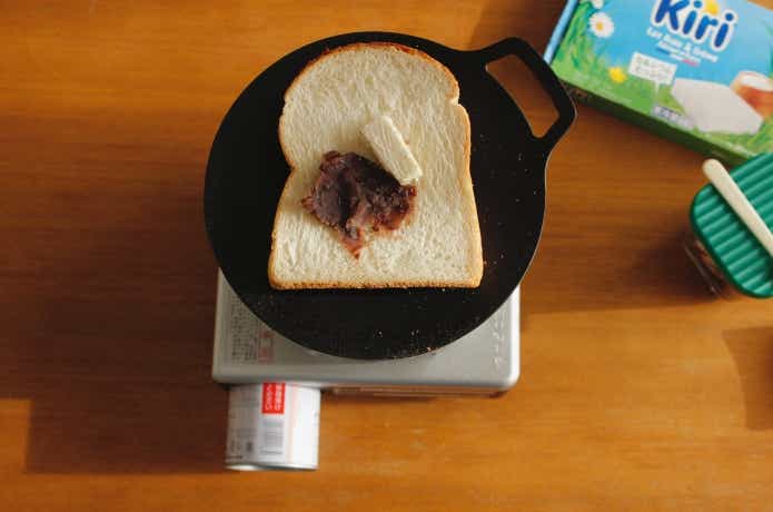 ストーブユニットの上でパンを焼いている