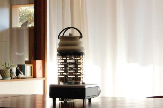 ストーブユニットでケトルで湯沸かししている