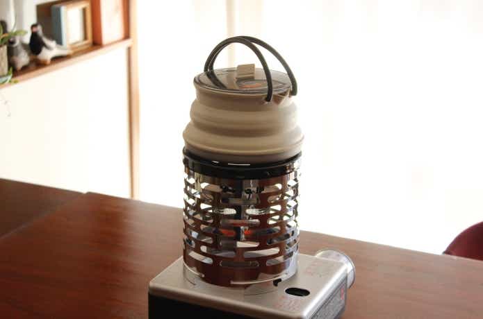 ストーブユニットにケトルをのせている