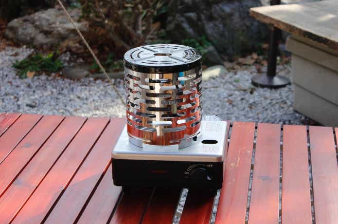 外の卓上にイザまるを置いてある