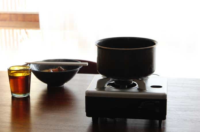 イザまるで調理している