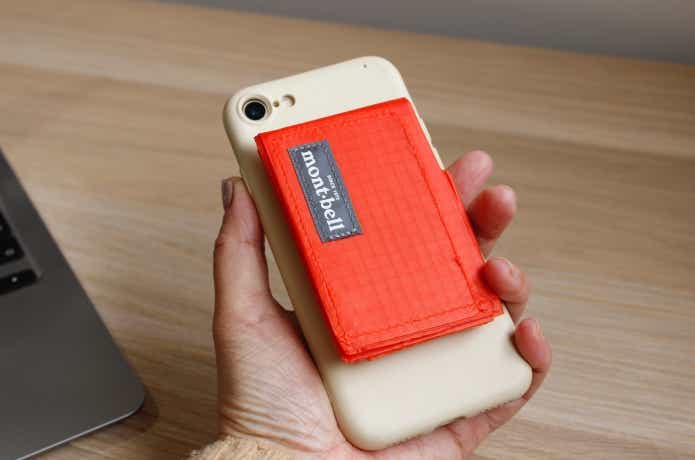スマホにモンベルのフラットバッグ4を吸着させている