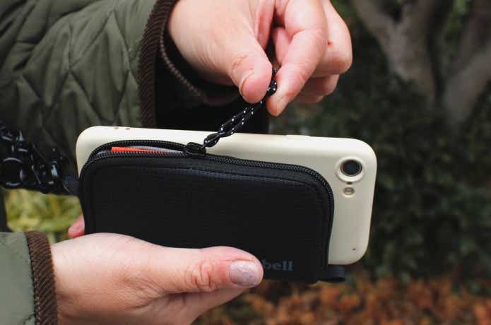 ファスナーの開け閉めをしている