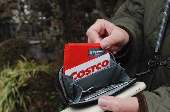 モンベルのエコバッグを取り出している