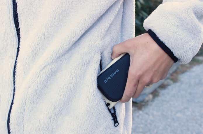 上着ポケットから取り出すところ