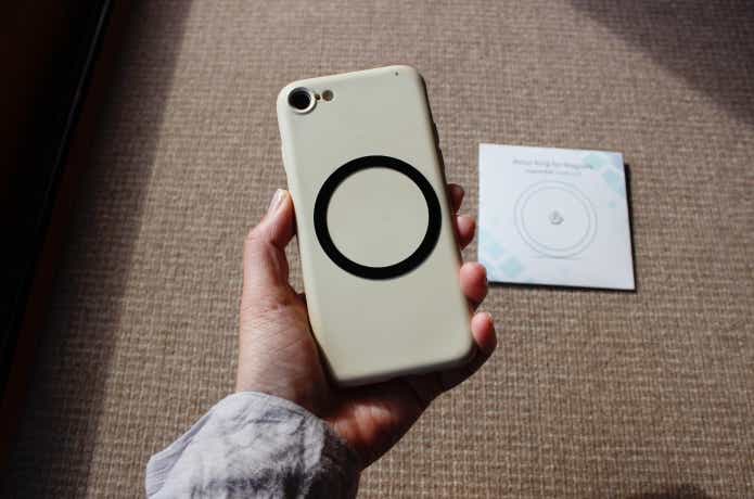 スマホケースにシールリングを貼ってある