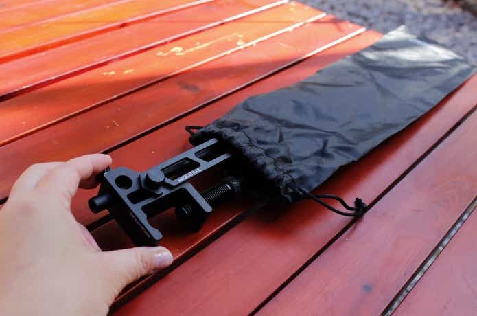 収納袋に入れているところ