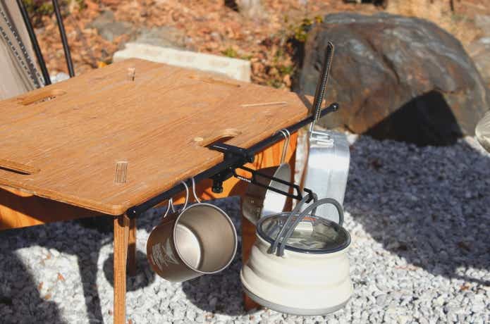 キャンプテーブルでギアハンガーにしている