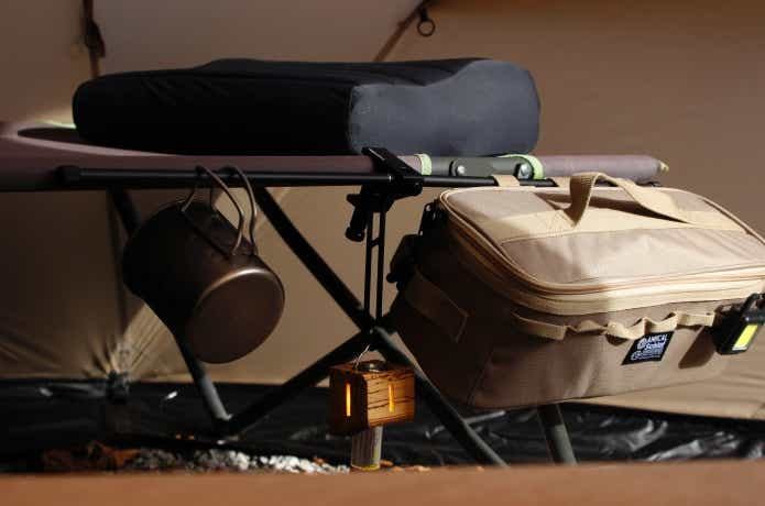 フィットハンガーをコットに装着している