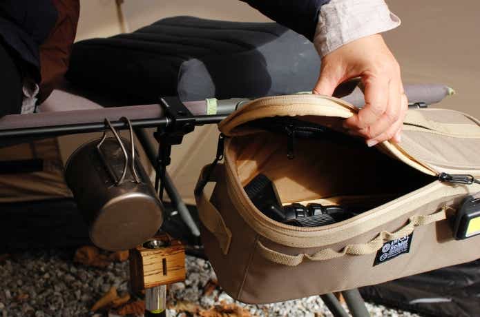 フィットハンガーをコットに装着している