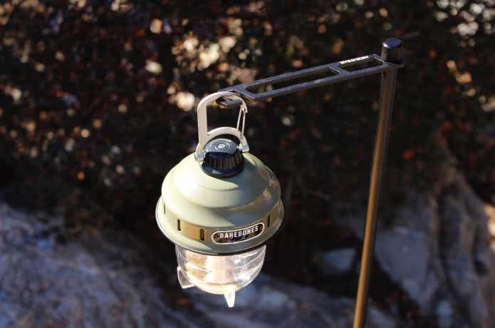 ハンガープレート先端にベアボーンズのビーコンライトをかけている