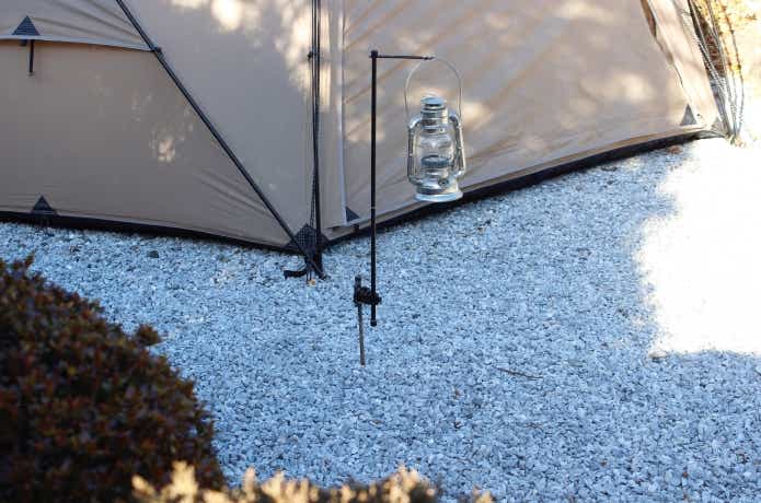 ペグで地面に挿してランタンハンガーにしている　