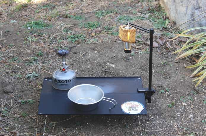 フィットハンガーをミニテーブルに装着している