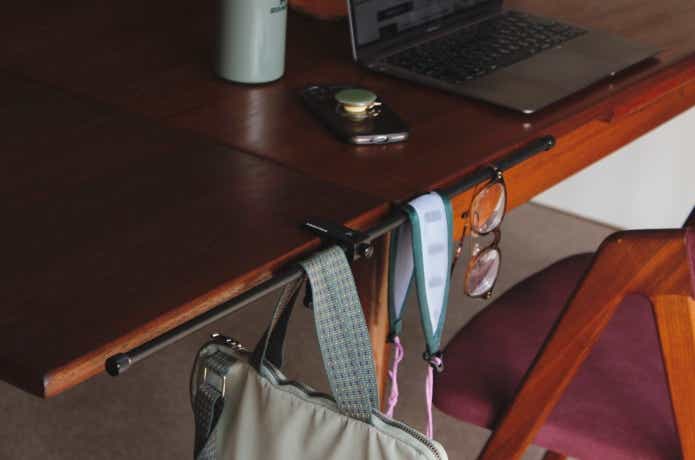 デスクの荷物掛けにしている