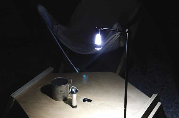 ランタンハンガーに吊るしてテーブルを照らしている