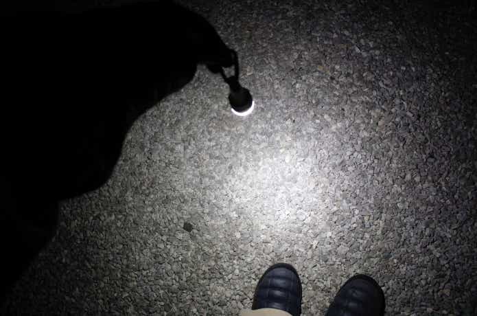 夜道で足元を照らしている