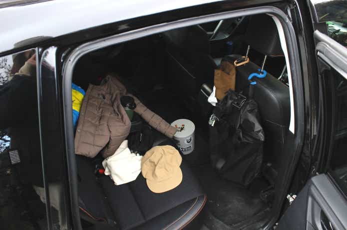 後部座席にごちゃっとした荷物