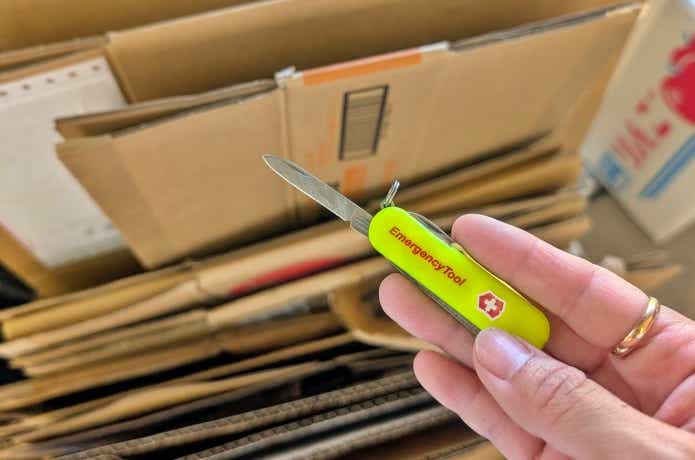 シグネチャーライトと段ボール