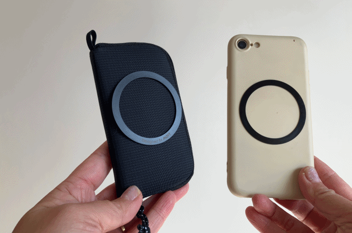 モンベル財布にマグネットリングを貼っている