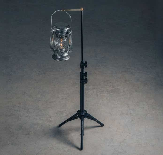 カメラスタンド活用で大型ランタンハンガーに