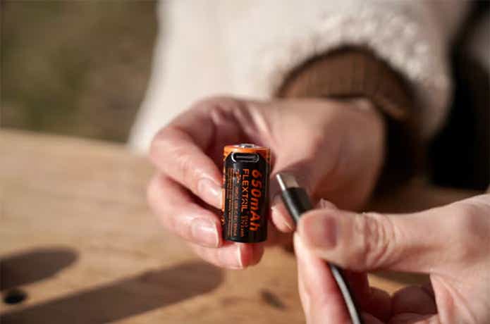 FLEXTAIL GEARの「ZERO PUMP」付属充電池