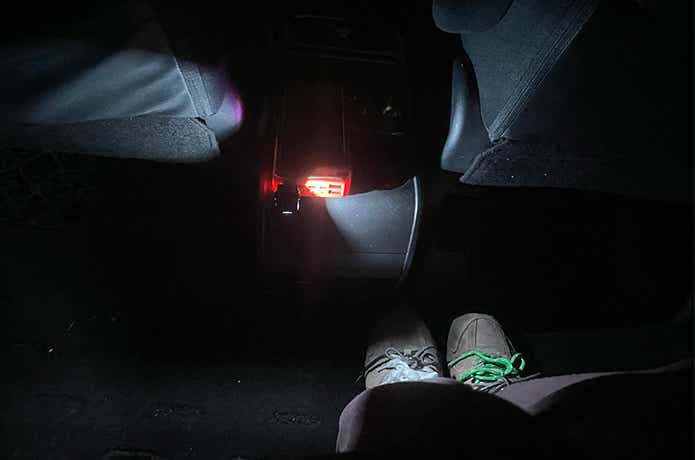 スイングUSB_後部座席で点灯