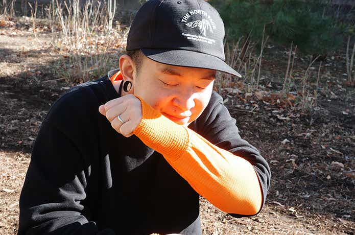 瞬暖GRID-TEC+の匂いを嗅ぐ