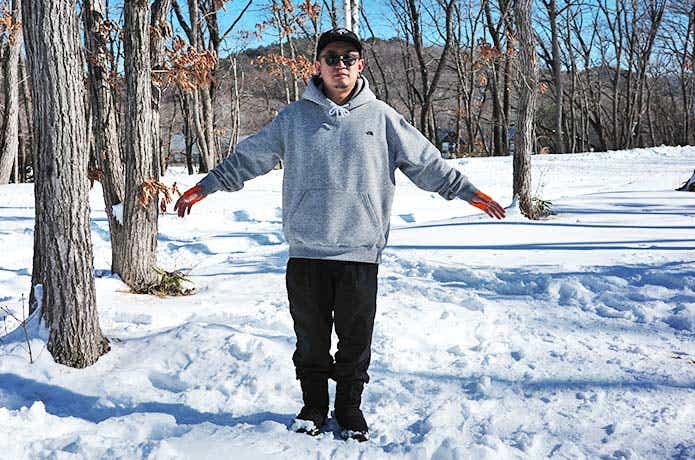 雪の上に立つ人