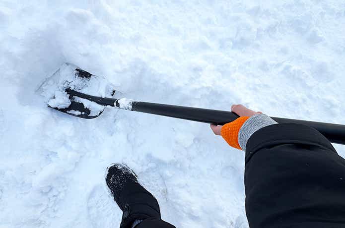 瞬暖GRID-TEC+を着てスコップで雪かき