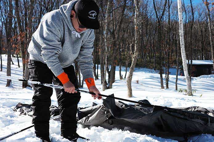 雪中キャンプの設営