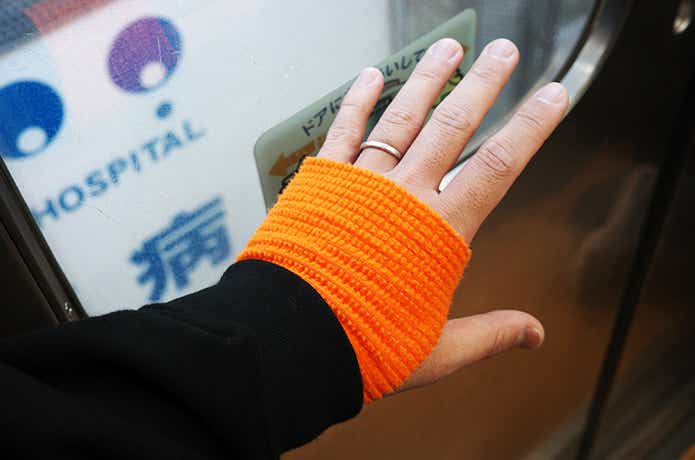 電車内の瞬暖GRID-TEC+を着た手