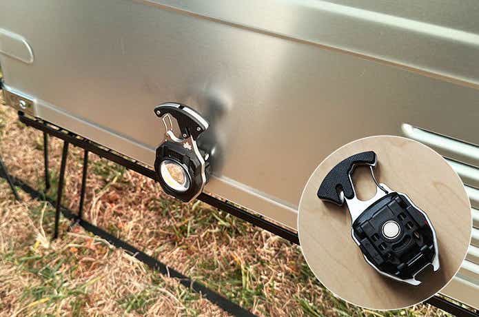 コンテナに貼り付けた着火できる・USBサバイバルツール