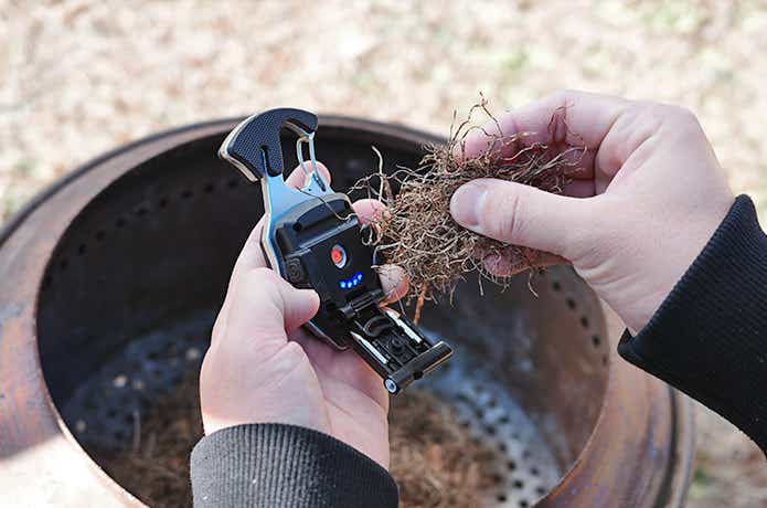 着火できる・USBサバイバルツールでの着火シーン