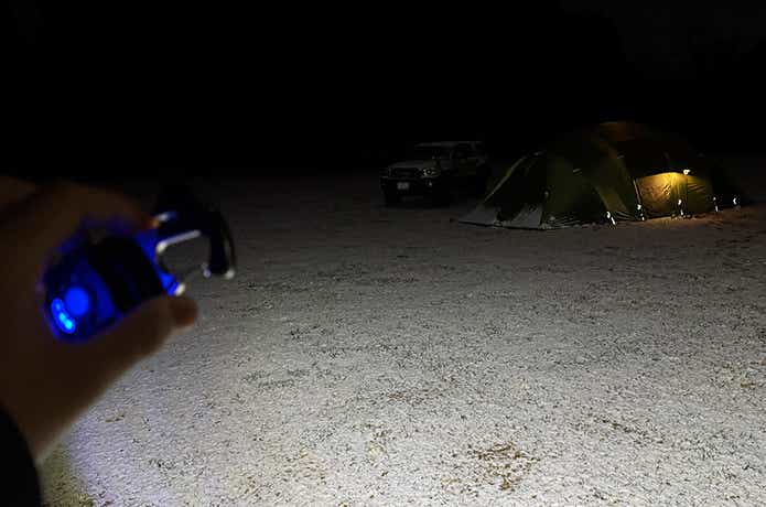 着火できる・USBサバイバルツールで照らしたキャンプサイト