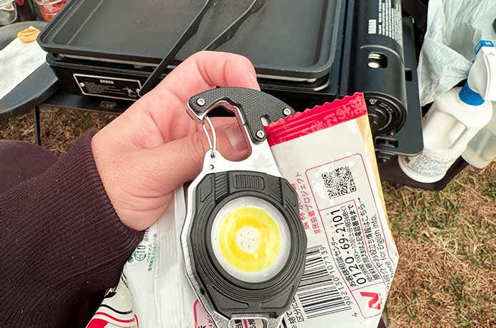 カッターで冷凍食品を開ける