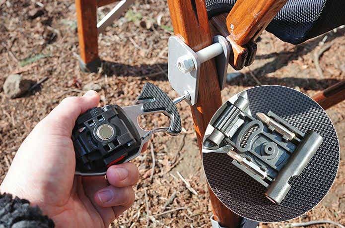 ドライバーを使って椅子を調整