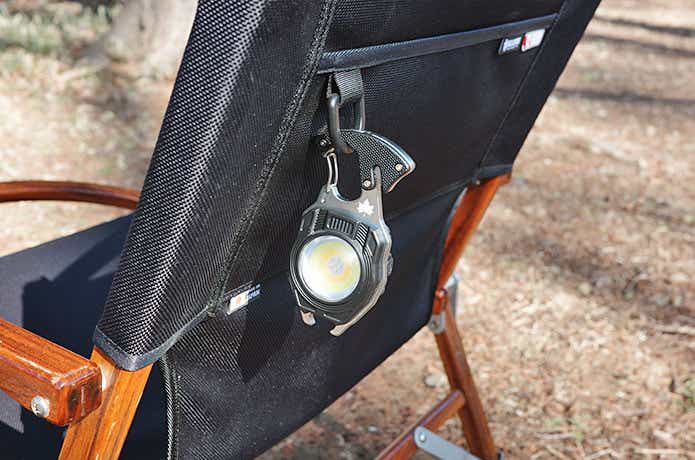 椅子に取り付けた着火できる・USBサバイバルツール