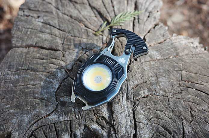 木の上に置いた着火できる・USBサバイバルツール