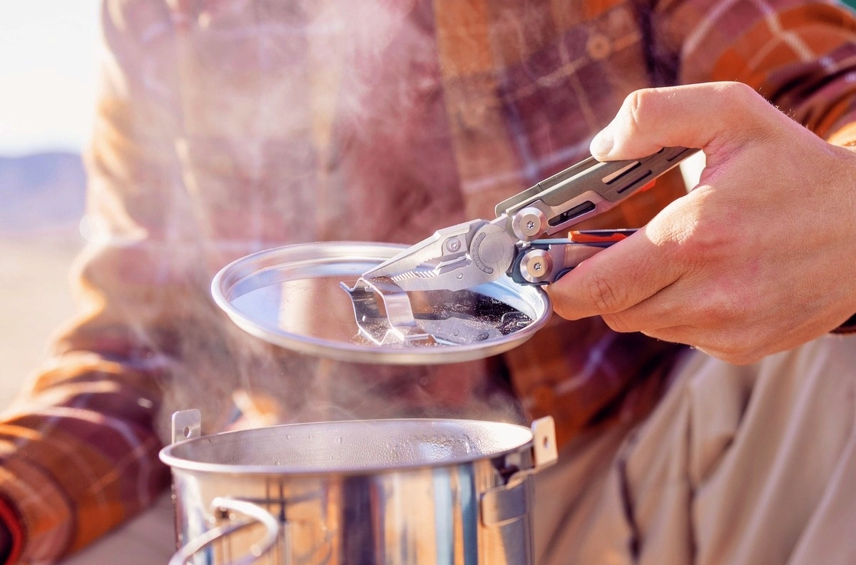 キャンプでも非常時でも「最強の一本」。レザーマンおすすめマルチツール10選