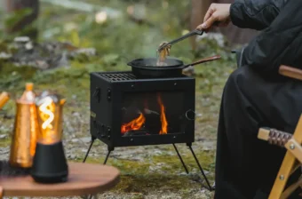 炎を眺めて、料理もできる。冬キャンプの相棒“薪ストーブ”おすすめ22選