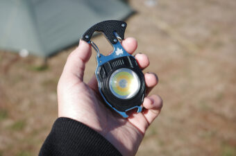 手に持ったロゴスのサバイバルツール