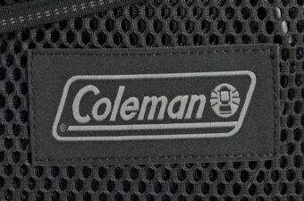「え、そこ抜く？」コールマン定番が“通気性全振り”。ちょっと攻めたバッグで再登場
