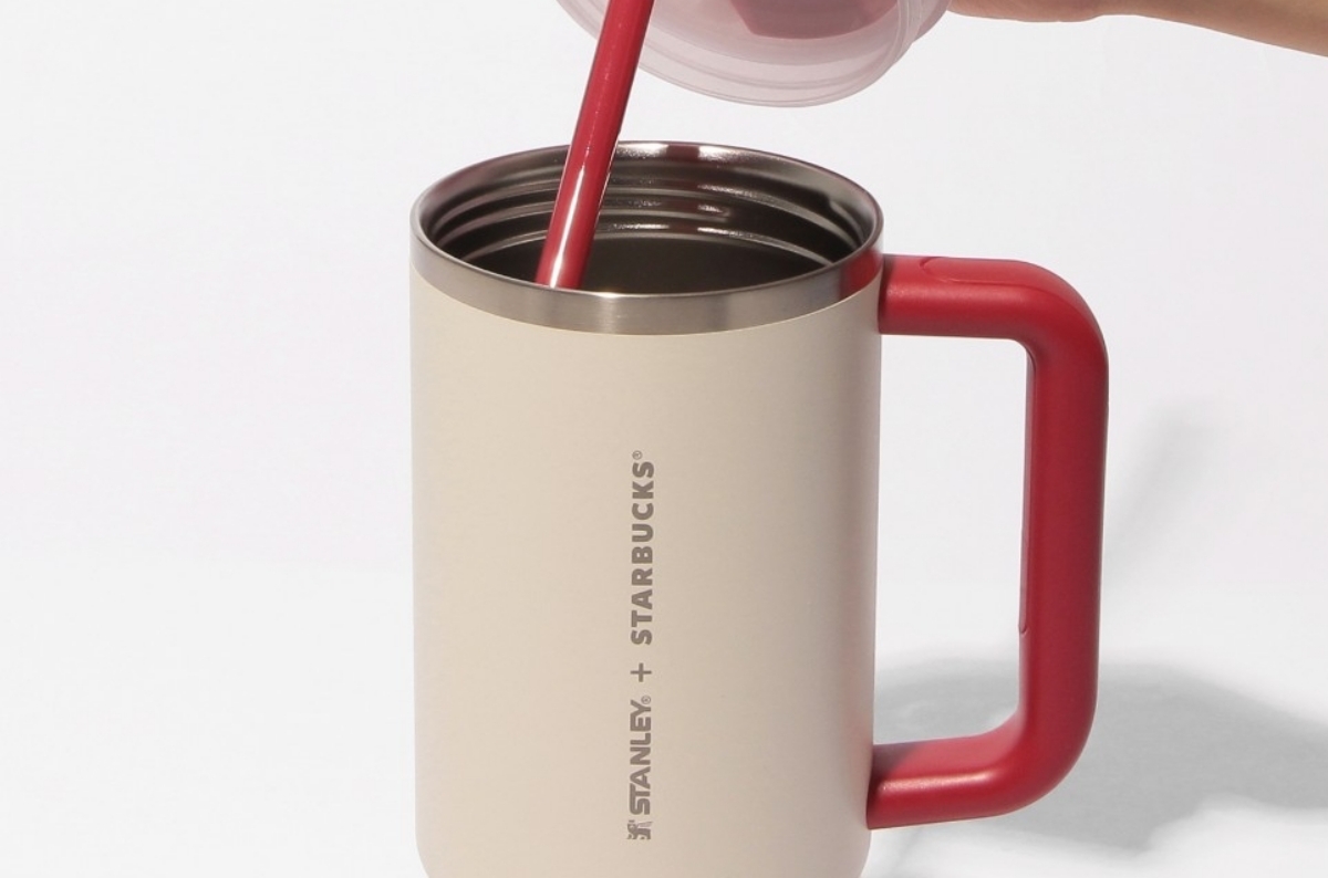 スタバ×スタンレーの定番コラボが今季も登場。豪快な“1リットル超えの大容量”も!