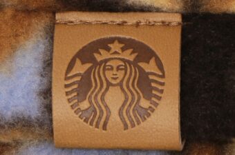 「キャンプ場で二度見されるかも」“ビームス×スタバの暖かアイテム”が、冬キャンにこそ映える