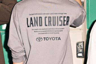 “ガレージライフ風”を手軽に。トヨタ「ランドクルーザー」の日常アイテムなら、クルマより安く手に入ります