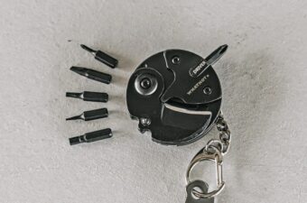 「やっと再入荷…！」1,320円なのに多機能すぎ。“手のひらサイズ”のマルチツールが、物欲に直撃！【WHATNOT】