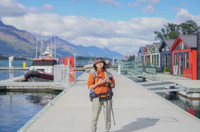 船着き場でたたずむ女性