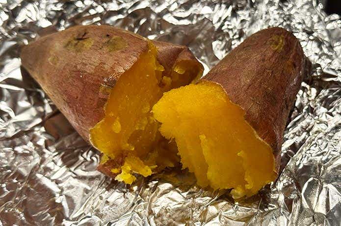 アミルホイルで包んだ焼き芋