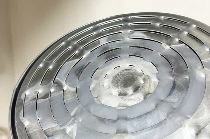 熱で変色したいもやききやっくんDXの底面